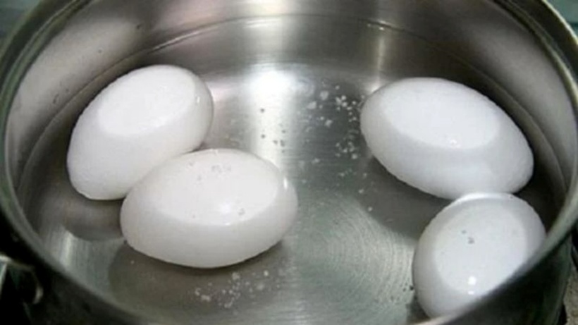 Luộc trứng luân phiên giữa nước sôi và nước lạnh giúp làm chín cả lòng đỏ và lòng trắng một cách tối ưu, đồng thời tạo kết cấu tốt hơn. Ảnh minh họa