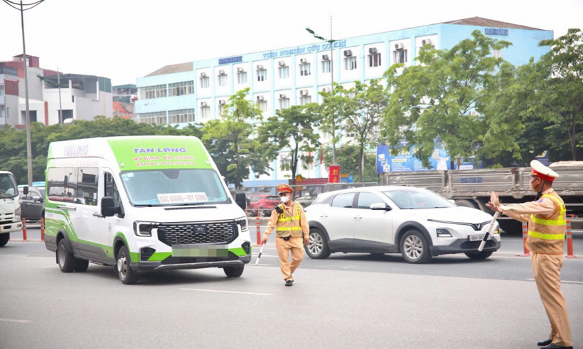 CSGT dừng các phương tiện vi phạm.