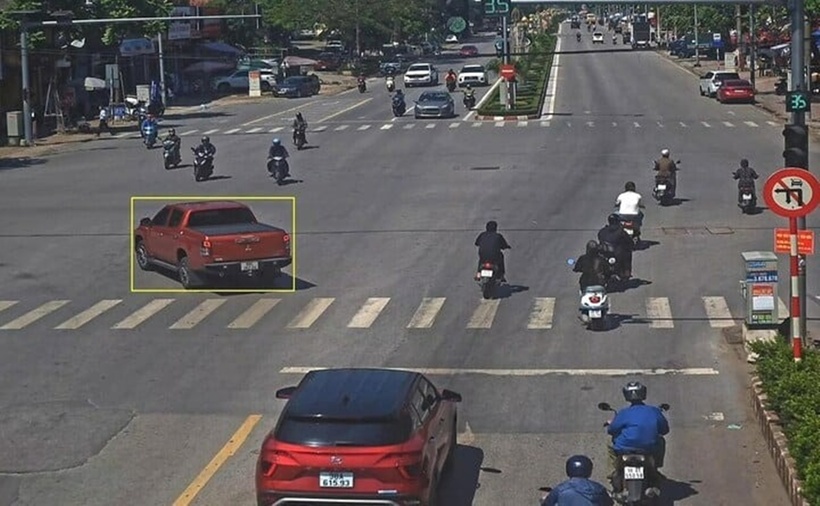 Xe ô tô rẽ trái tại nơi có biển báo hiệu có nội dung cấm rẽ tại Ngã 4 Xương Giang - Quang Trung, TP.Bắc Giang. (Ảnh: Công an Bắc Giang)