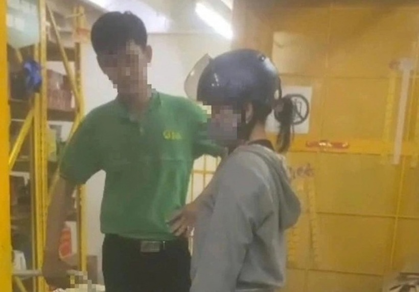 Hình ảnh bà H. tại cửa hàng bách hóa. Ảnh: Công an Nhân dân