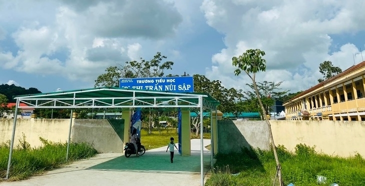 Trường tiểu học B thị trấn Núi Sập, huyện Thoại Sơn, tỉnh An Giang. Ảnh: Tuổi trẻ