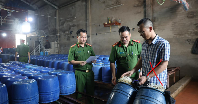 Đối tượng Nguyễn Văn Tân (áo kẻ) (Ảnh: Bộ Công an).