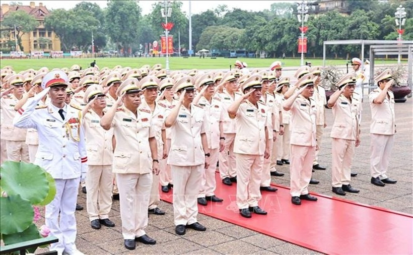 Đoàn đại biểu Đảng ủy Công an Trung ương - Bộ Công an vào Lăng viếng Chủ tịch Hồ Chí Minh. Ảnh: Minh Đức/TTXVN