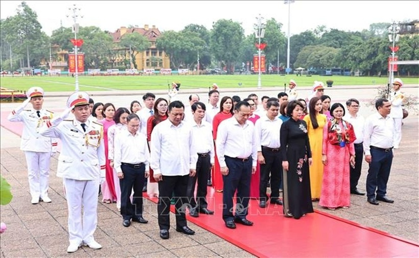 Đoàn Đảng bộ các cơ quan Đảng Trung ương vào Lăng viếng Chủ tịch Hồ Chí Minh. Ảnh: Minh Đức /TTXVN