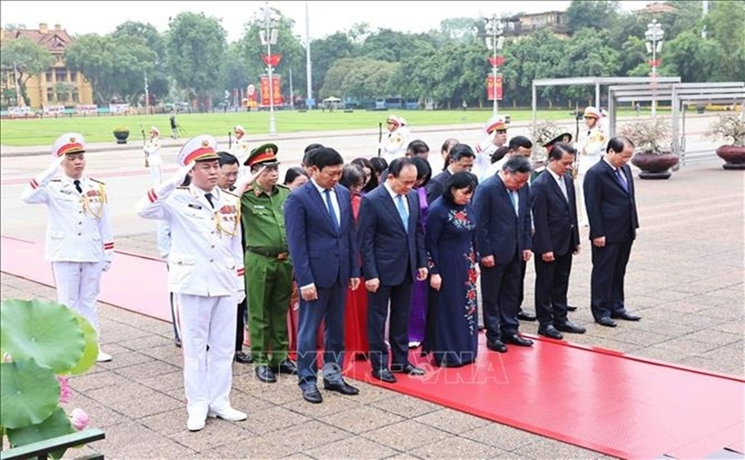 Đoàn đại biểu Thành ủy, HĐND, UBND, UB MTTQ Việt Nam thành phố Hà Nội vào Lăng viếng Chủ tịch Hồ Chí Minh. Ảnh: Minh Đức/TTXVN
