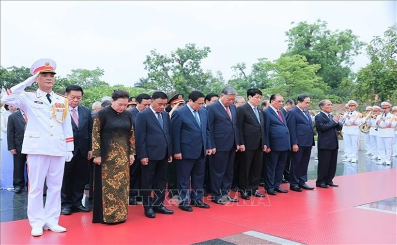 Các đồng chí lãnh đạo, Nguyên lãnh đạo Đảng và Nhà nước tưởng niệm các Anh hùng liệt sĩ. Ảnh: An Đăng/TTXVN