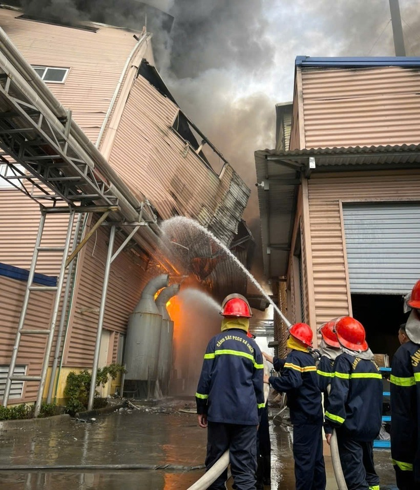 Khi lực lượng chức năng tới hiện trường, đám cháy đã bao trùm toàn bộ tầng 4 của nhà xưởng với diện tích khoảng 3.200m2. (Ảnh: Cảnh sát PCCC Vĩnh Phúc)