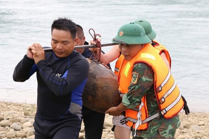 Một nửa phần đầu quả bom có trọng lượng hơn 900 kg tồn sót sau chiến tranh tại lòng sông Đà. Ảnh: Báo Người lao động.