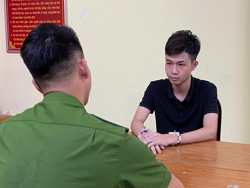 Trần Gia Huy tại cơ quan công an. Ảnh: Báo Tuổi trẻ.