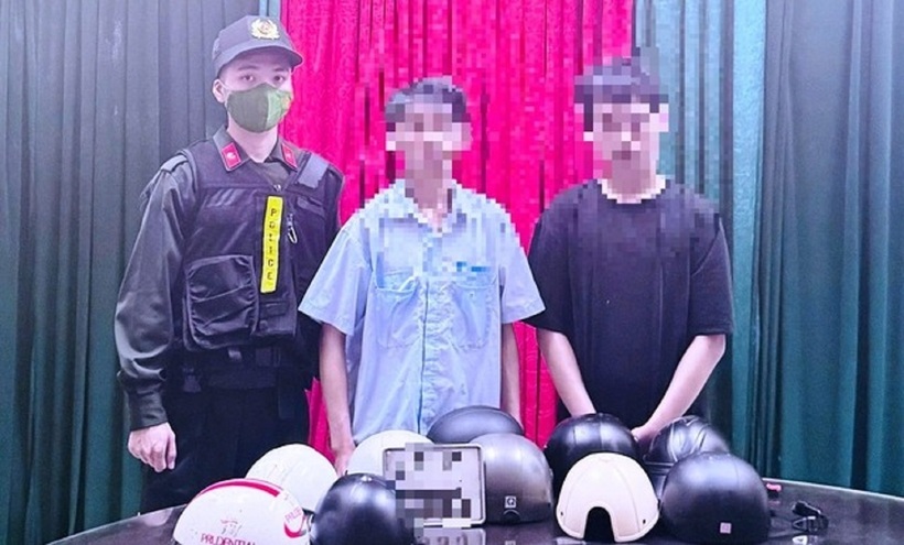 Hai thanh niên có hành vi trộm mũ bảo hiểm của các cặp đôi yêu nhau bị công an phát hiện, xử lý. Ảnh: Người lao động