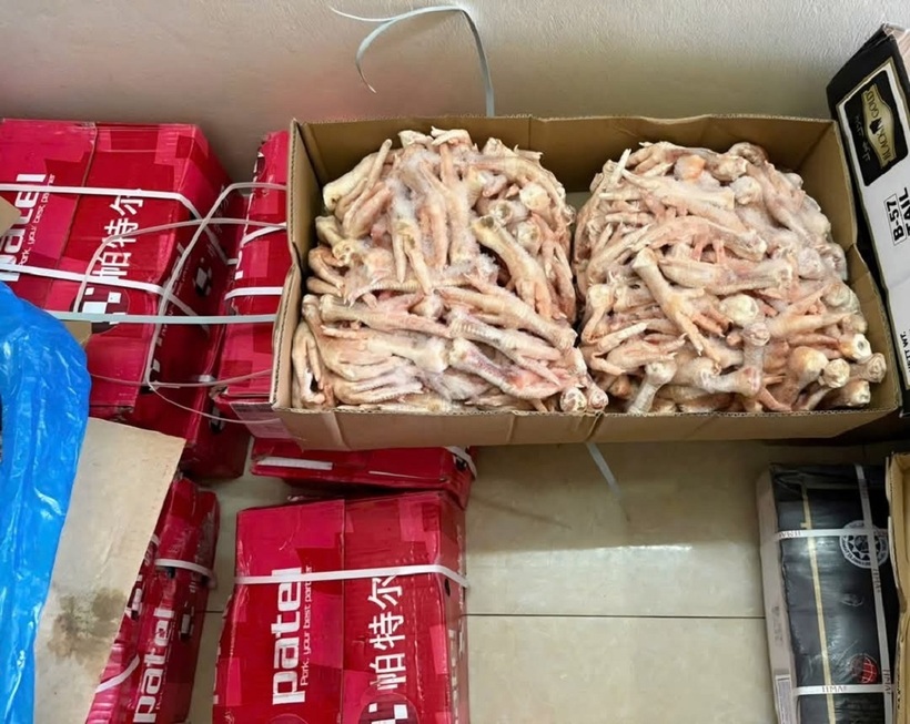 Hình ảnh sản phẩm thực phẩm là chân gà đông lạnh không rõ nguồn gốc, xuất xứ chứa tại kho lạnh của hộ kinh doanh H.V.T.