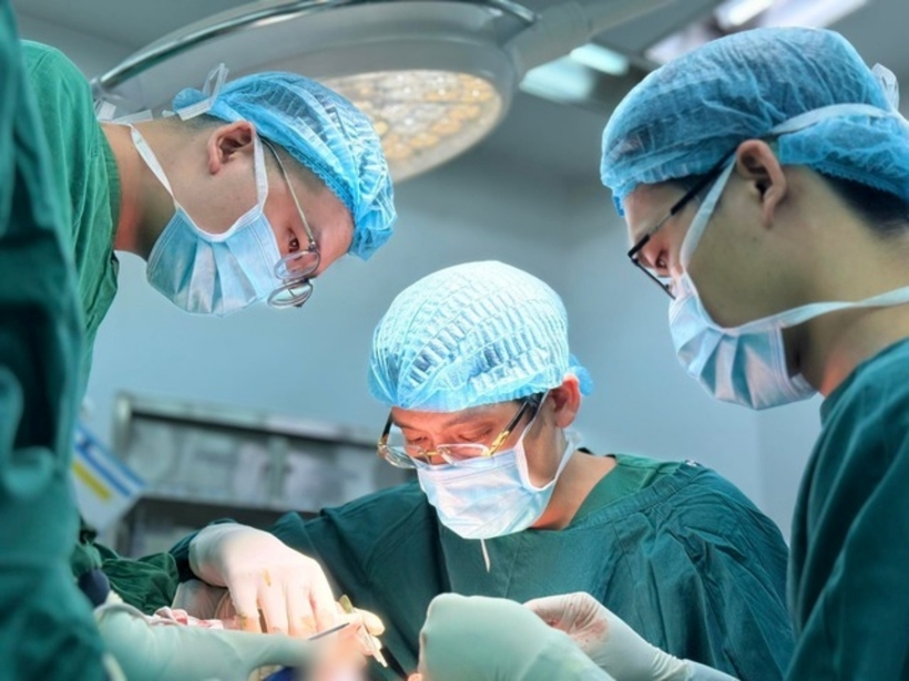 Các bác sĩ tiến hành phẫu thuật cho nữ bệnh nhân. Ảnh: Sức Khỏe & Đời Sống