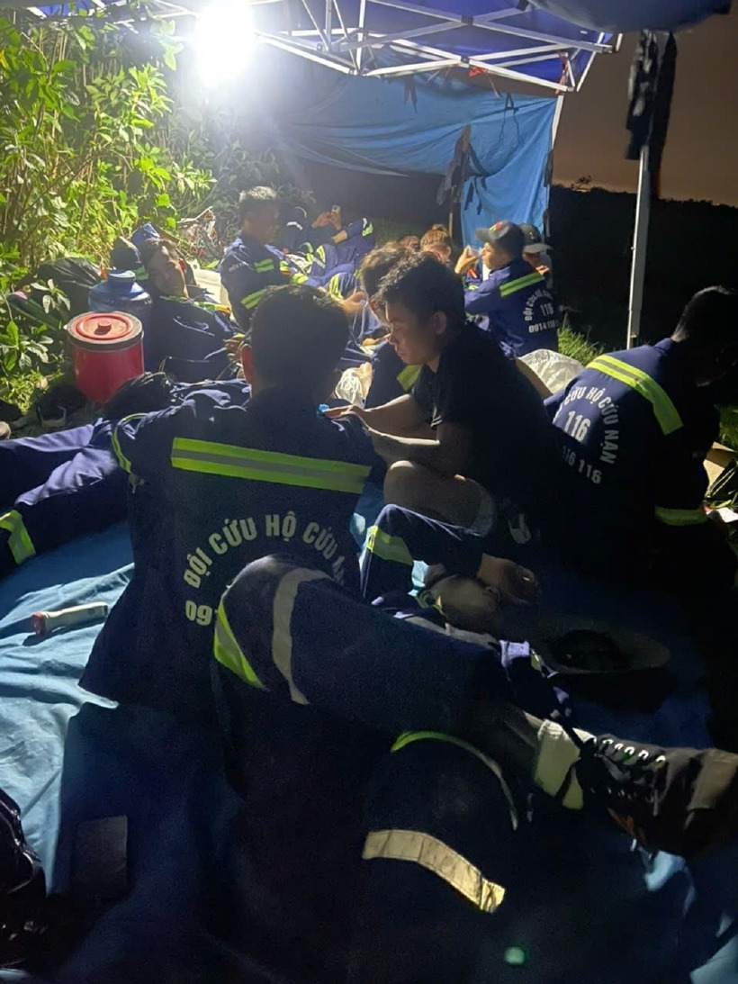 Đội cứu hộ cứu nạn 116 tìm kiếm thi thể cháu bé bị đuối nước. (Ảnh: VOV)