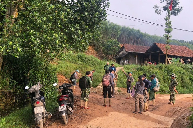 Người dân tìm kiếm nạn nhân. Ảnh: Dân Trí