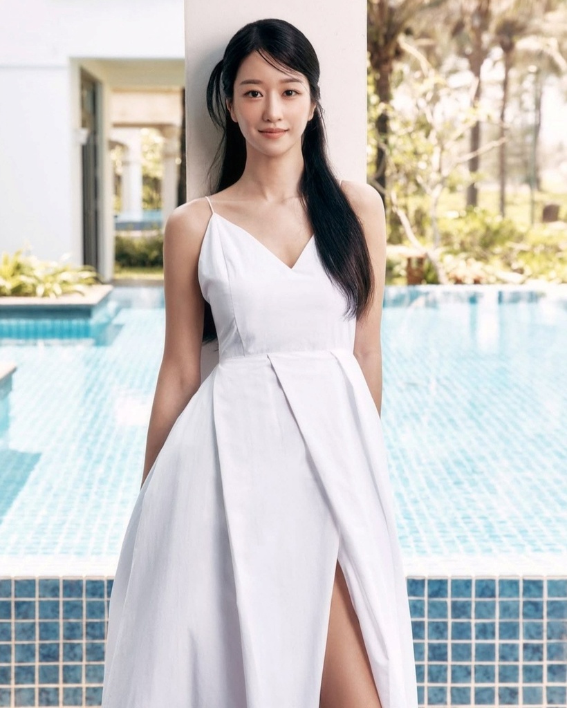 Ngày 19/5, tạp chí DAZED đã công bố bộ ảnh mùa hè của nữ diễn viên Seo Ye Jin được thực hiện ở khu nghỉ dưỡng sang trọng tại Đà Nẵng và Hội An. Bộ ảnh nhanh chóng thu hút sự chú ý nhờ vẻ đẹp thanh lịch và phong cách đa dạng của nữ diễn viên, theo tạp chí Tri Thức.