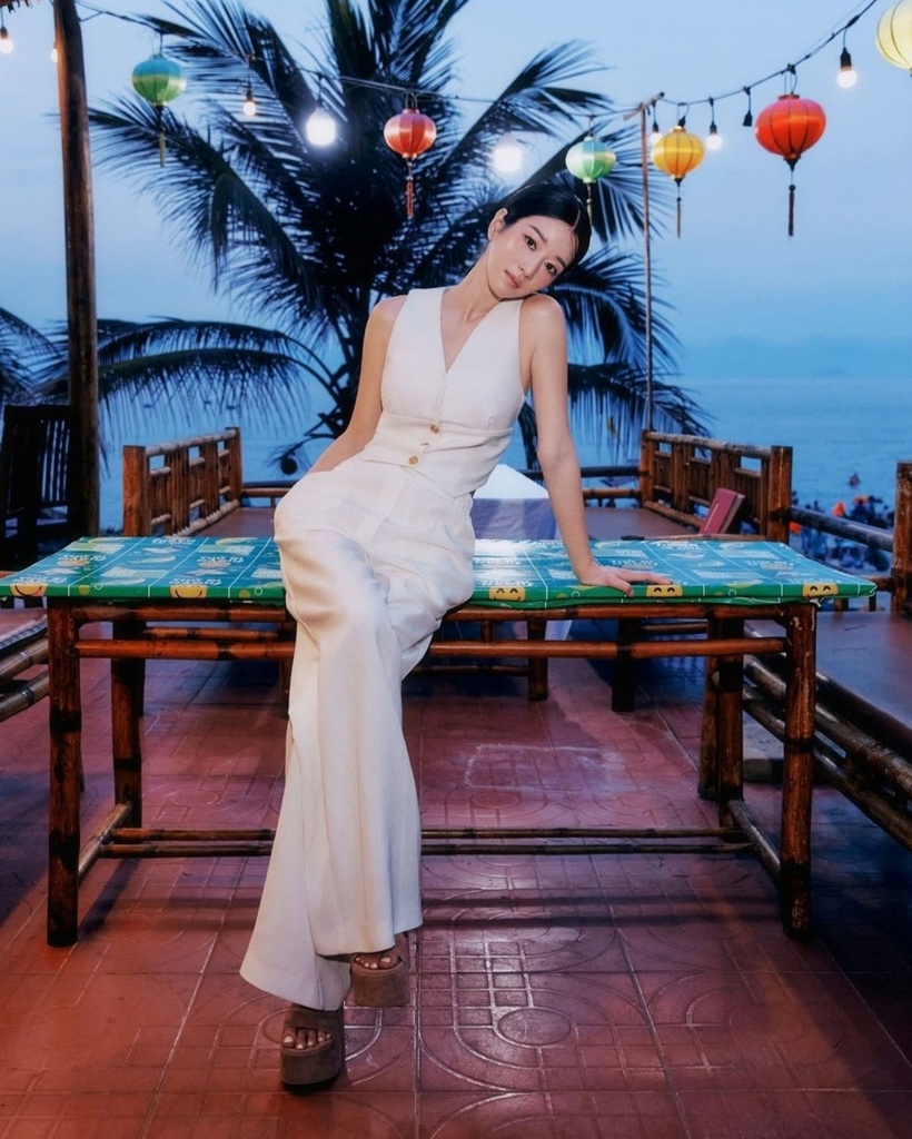 Seo Ye Ji sinh năm 1990 tại Seoul (Hàn Quốc), là diễn viên nổi tiếng với các vai diễn trongphim Điên Thì Có Sao, Ngôi Sao Khoai Tây, Another Miss Oh, Hồi Ức Alhambra... Cô tốt nghiệp chuyên ngành báo chí tại Đại học Complutense Madrid (Tây Ban Nha) và ra mắt năm 2013. Từng vướng tranh cãi vào năm 2021 liên quan đến đời tư, cô trở lại mạnh mẽ từ năm 2024, tham gia nhiều dự án.