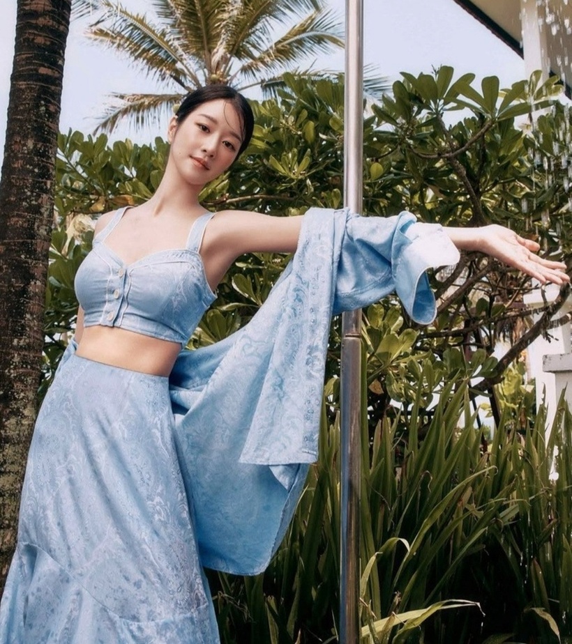 Seo Ye Ji diện nhiều trang phục của Duvetica, từ áo gió thu đông đặc trưng, áo phông tay ngắn thoải mái, đến váy dài vải voan nhẹ nhàng.