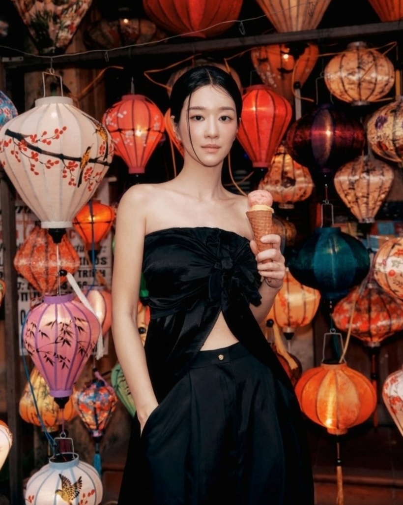 Được biết, đây là lần thứ hai Seo Ye Ji đến Việt Nam nghỉ dưỡng, kết hợp công tác, theo chuyên trang Ngôi Sao. Cô đáp chuyến bay từ Hàn Quốc đến Đà Nẵng và được người hâm mộ tặng quà tại sân bay vào chiều 7/5, theo tờ Mhnse. Tối 8/5, nữ diễn viên đăng tải 9 “story” trên nền tảng Instagram về các khoảnh khắc tận hưởng kỳ nghỉ ở Việt Nam.