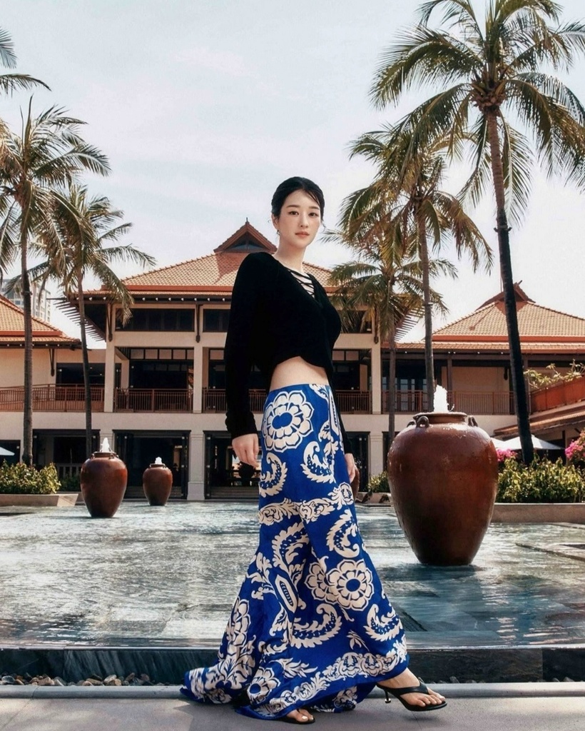 “Đó là khoảng thời gian quý báu để khám phá đúng nét quyến rũ của Việt Nam mà tôi không thể tìm thấy trong chuyến đi trước. Tôi rất vui khi có thể dành khoảnh khắc đẹp nhất trong cuộc đời ở một nơi tuyệt đẹp với những con người tuyệt vời. Tôi nghĩ đó sẽ là khoảnh khắc khó quên trong cuộc đời tôi', cô chia sẻ với tạp chí DAZED.