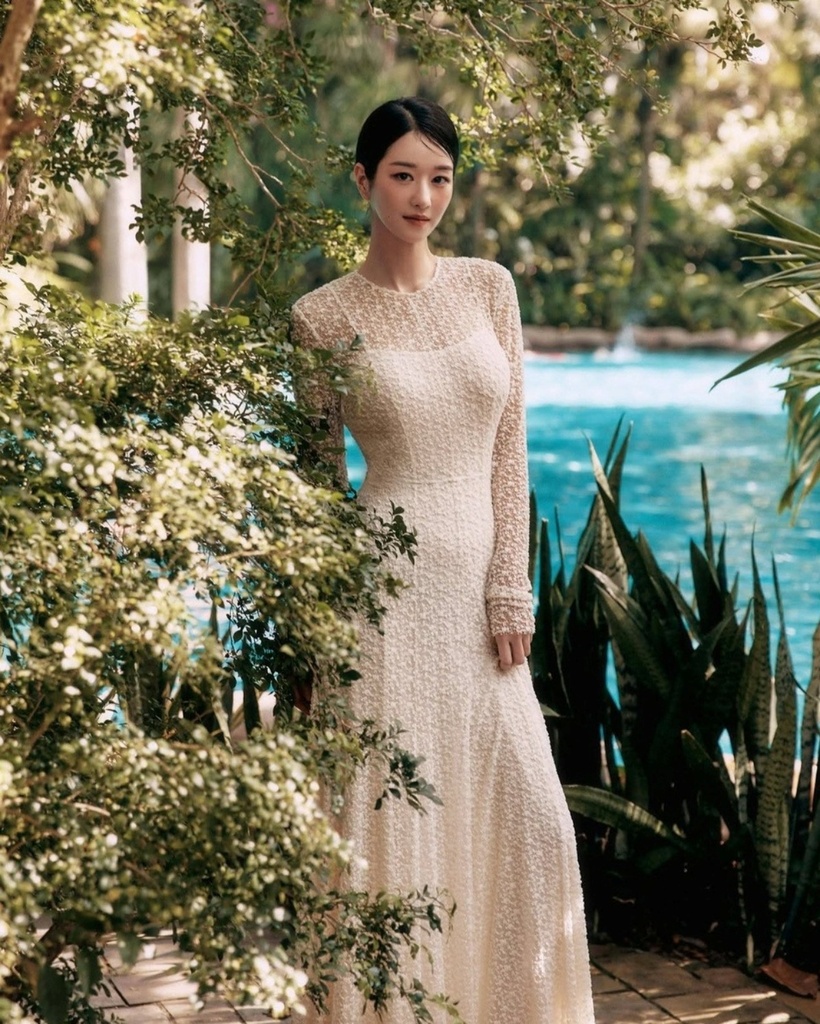 Nữ diễn viên cùng ekip đi dạo phố cổ Hội An, ngắm con đường lung linh dưới ánh đèn lồng rực rỡ sắc màu. Hội An với vẻ đẹp cổ kính và lãng mạn dường như là một điểm đến yêu thích của nhiều nghệ sĩ Hàn Quốc.