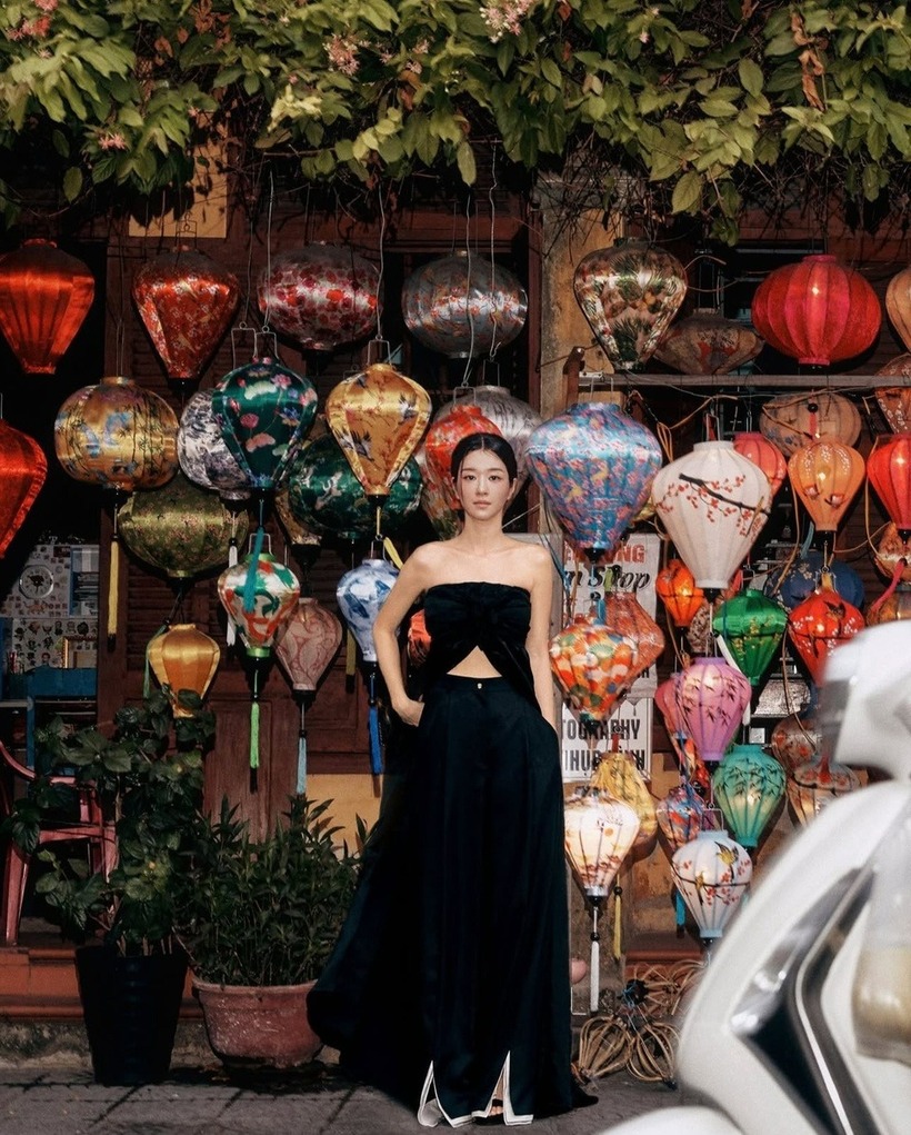 Ngoài Seo Ye Ji, rất nhiều ngôi sao Hàn Quốc đã từng check-in tại phố cổ Hội An như đoàn nghệ sĩ của công ty BH Entertainment với khoảng 62 người, bao gồm các diễn viên nổi tiếng như Lee Byung Hun, Han Hyo Joo, Han Ji Min, Park Hae Soo, Choo Ja Hyun... Họ đã có chuyến nghỉ dưỡng và team building tại Hội An và Đà Nẵng vào tháng 5/2023, thả đèn hoa đăng trên sông Hoài và dạo chơi phố cổ.