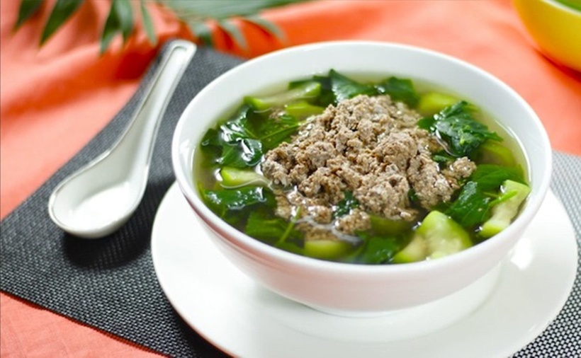 Canh cua rau đay giải nhiệt mùa hè rất hiệu quả. (Ảnh: Barona)