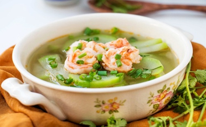Canh bầu nấu tôm thanh mát.