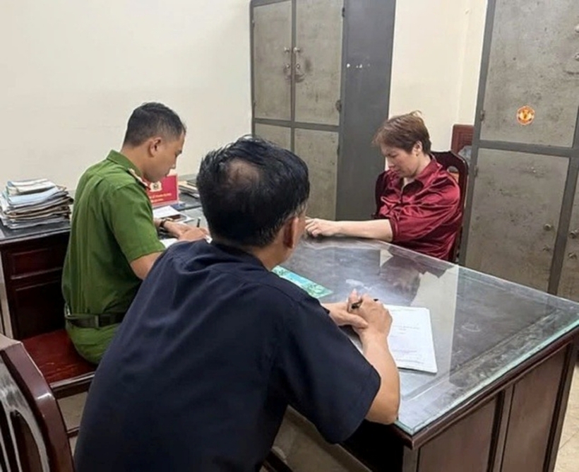 Đối tượng Trần Thị Len tại cơ quan điều tra. Ảnh: Người Đưa Tin