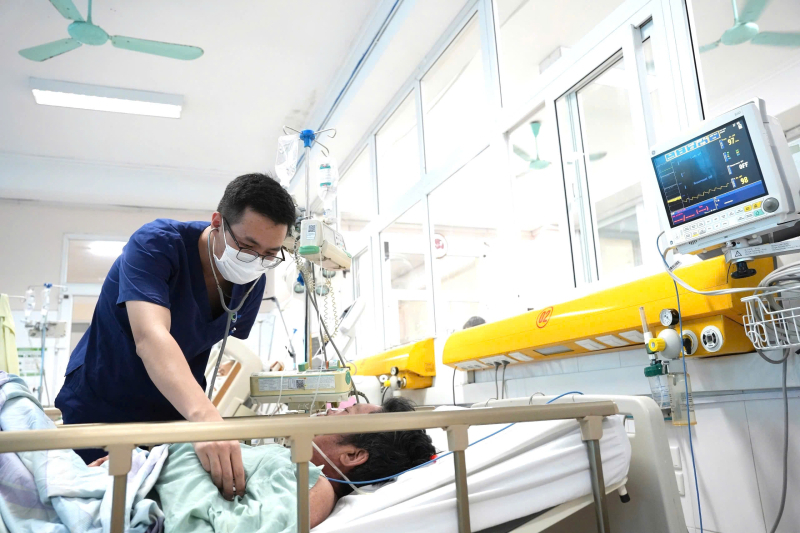 Bác sĩ tiến hành thăm khám cho bệnh nhân. Ảnh: BVCC