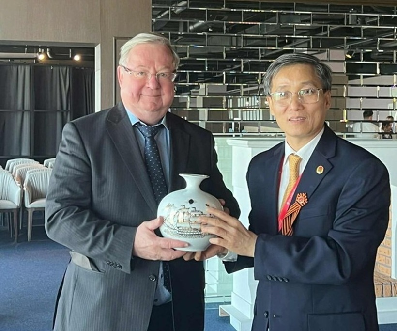 Chủ tịch Hội Luật gia Việt Nam Nguyễn Khánh Ngọc và ông Sergey Stepashin - Chủ tịch Hội Luật gia Liên bang Nga.