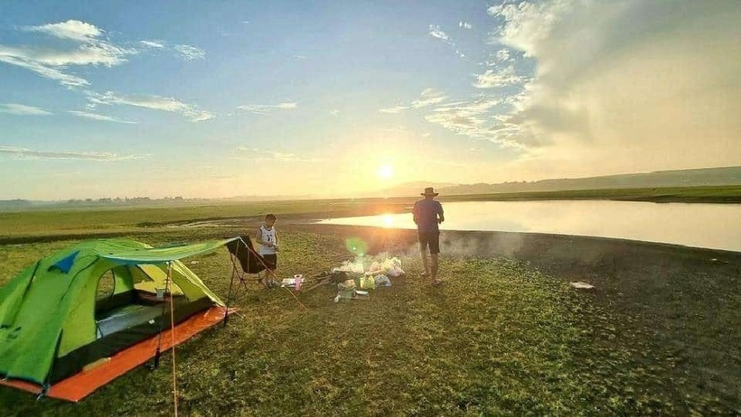 Hồ Đá Bàng nằm trên địa phận hai huyện Châu Đức (xã Đá Bạc) và Đất Đỏ (xã Long Tân).