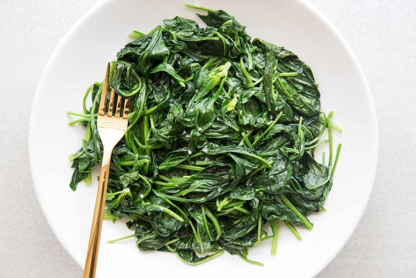 Rau chân vịt chứa hàm lượng cao vitamin K, một loại khoáng chất làm giảm hiệu quả của thuốc làm loãng máu.