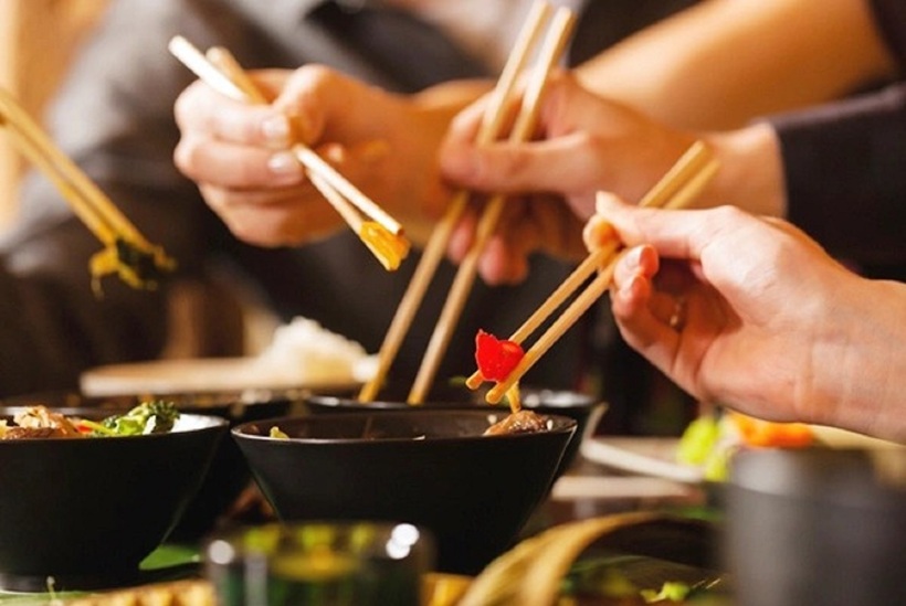 Những điều kiêng kỵ khi sử dụng đũa không chỉ là những quy tắc ứng xử trên bàn ăn mà còn phản ánh những giá trị văn hóa sâu sắc của người Á Đông.