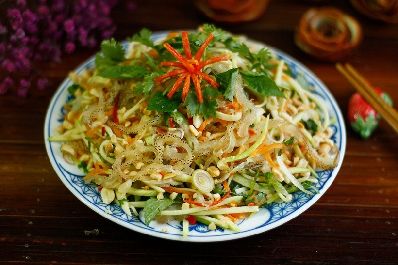 Đĩa nộm bắt mắt với nhiều sắc màu, tổng hòa các vị hài hòa chua cay mặn ngọt, sứa giòn sần sật, xoài chua thanh, rau thơm dậy mùi rất kích thích vị giác. (Ảnh: VnExpress)