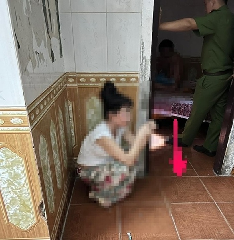 Cơ quan công an kiểm tra hành chính và phát hiện vụ mua bán dâm. Ảnh: Lao động