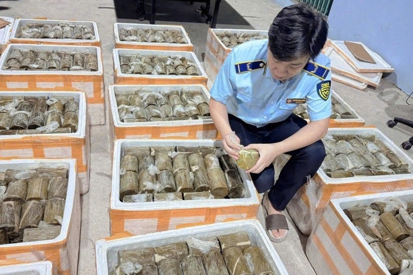 Đội QLTT số 1 phát hiện 1.000kg thực phẩm là chả chay đã đóng gói thành cây, xếp trong 25 thùng xốp. Ảnh: Dân Trí