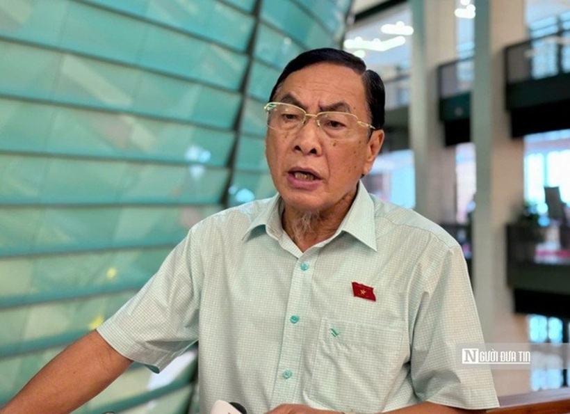 ĐBQH Phạm Văn Hòa trao đổi bên hành lang Quốc hội.