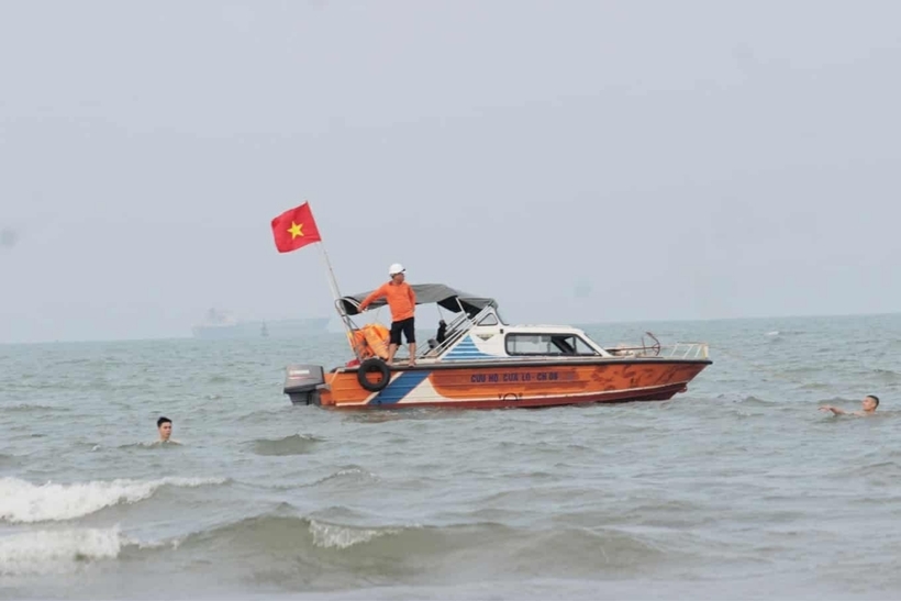 Lực lượng cứu hộ ở bãi biển Cửa Lò. Ảnh: VietNamNet