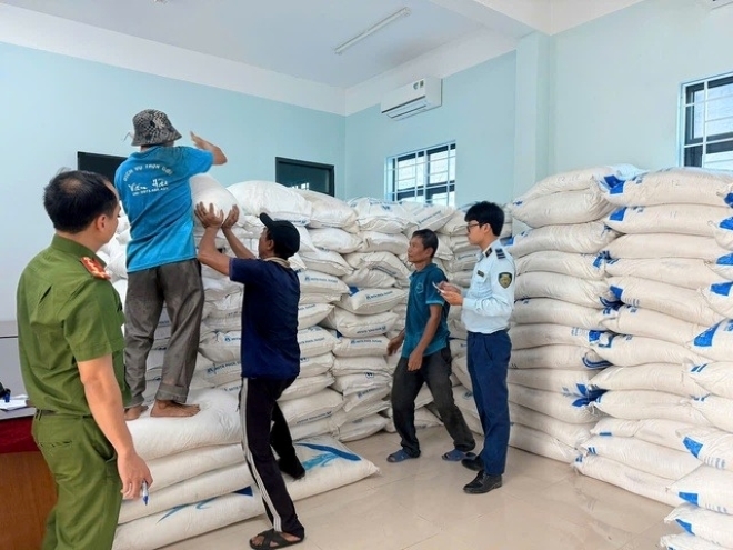 33 tấn đường kính trắng không có ngày sản xuất và hạn sử dụng bị lực lượng chức năng tạm giữ. Ảnh: Thanh niên