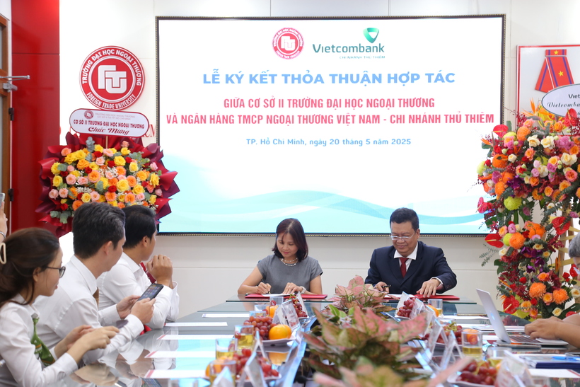 PGS, TS Nguyễn Xuân Minh – Giám đốc Cơ sở II và Bà Trần Thanh Hà – Phó Giám đốc Ngân hàng TMCP Ngoại thương Việt Nam – Chi nhánh Thủ Thiêm tiến hành ký kết Thỏa thuận hợp tác.