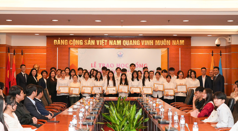 Ảnh kỷ niệm lễ trao tặng học bổng cho các em sinh viên xuất sắc năm 2024 khu vực phía Bắc