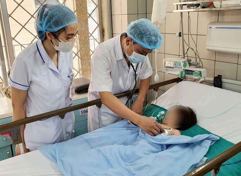 Bác sĩ tiến hành thăm khám cho bệnh nhi. Ảnh: BVCC.