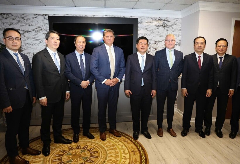 Bộ trưởng Bộ Công Thương, Trưởng Đoàn đàm phán Chính phủ Nguyễn Hồng Diên đã có cuộc gặp và làm việc với lãnh đạo các Tập đoàn Space X.