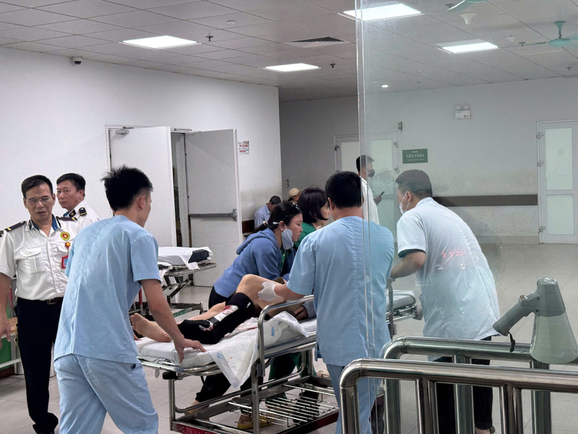 Nữ nạn nhân được đưa đến cấp cứu kịp thời tại bệnh viện