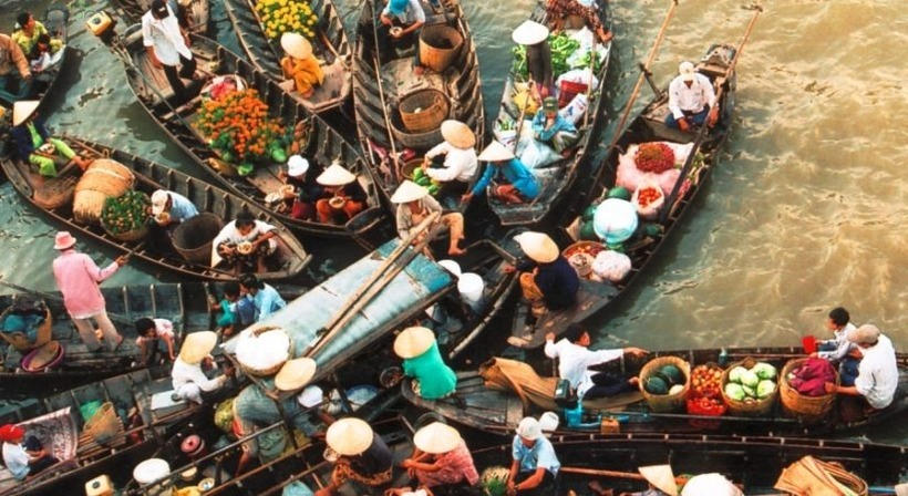 Chợ nổi Long Xuyên là một trong những khu chợ nổi rất nổi tiếng của miền Tây.