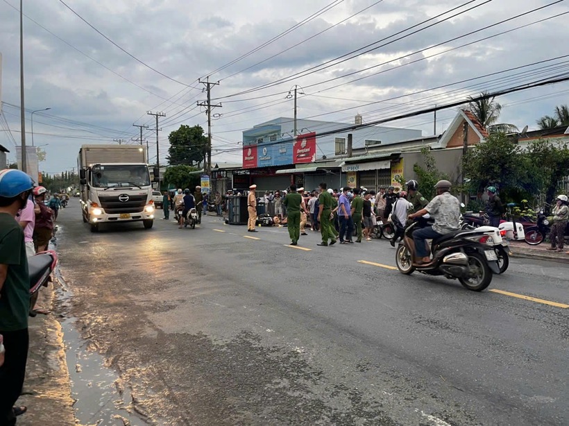 Hiện trường vụ tai nạn giữa xe ba gác và xe máy khiến một người phụ nữ tử vong. Ảnh: Pháp luật TP.HCM