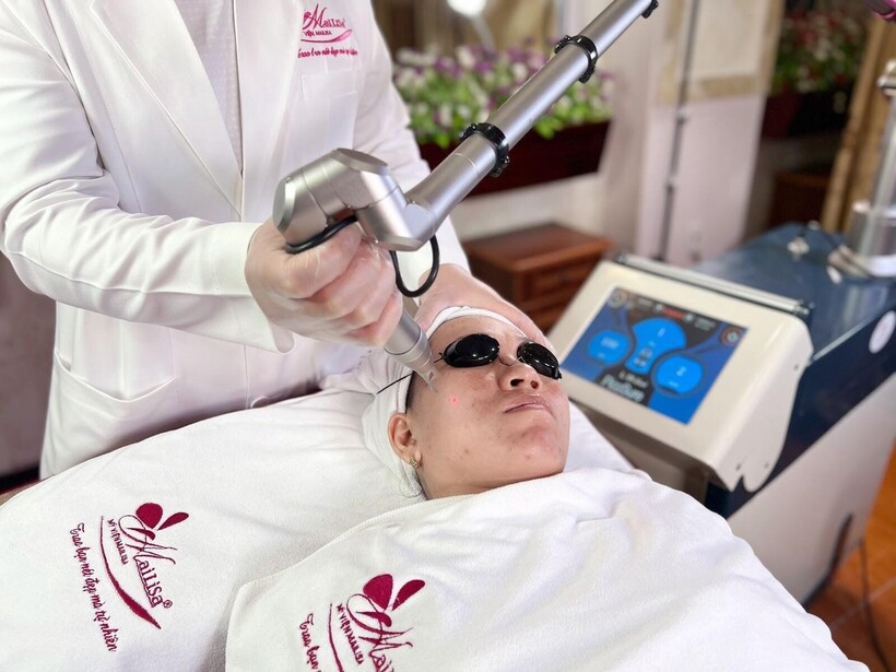 Khách hàng sử dụng dịch vụ điều trị da tại Mailisa