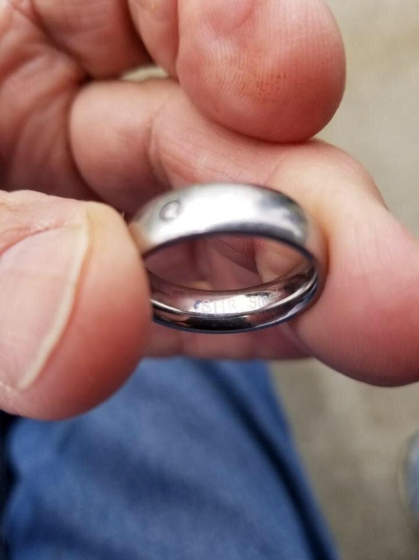 Chiếc nhẫn có khắc dòng chữ SDH Steel. Ảnh: USA Today