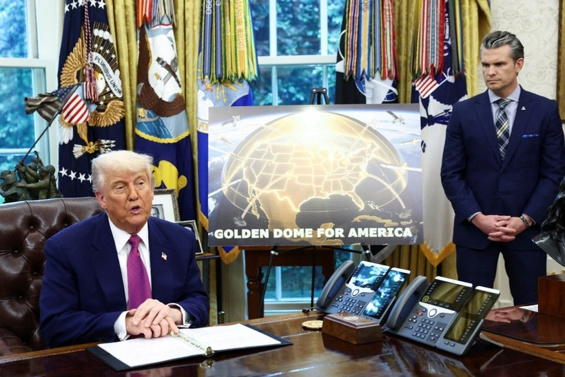 Tổng thống Donald Trump thông báo dự án lá chắn phòng thủ tên lửa Golden Dome (Vòm Vàng) tại Phòng Bầu dục ngày 20/5. Ảnh: Reuters