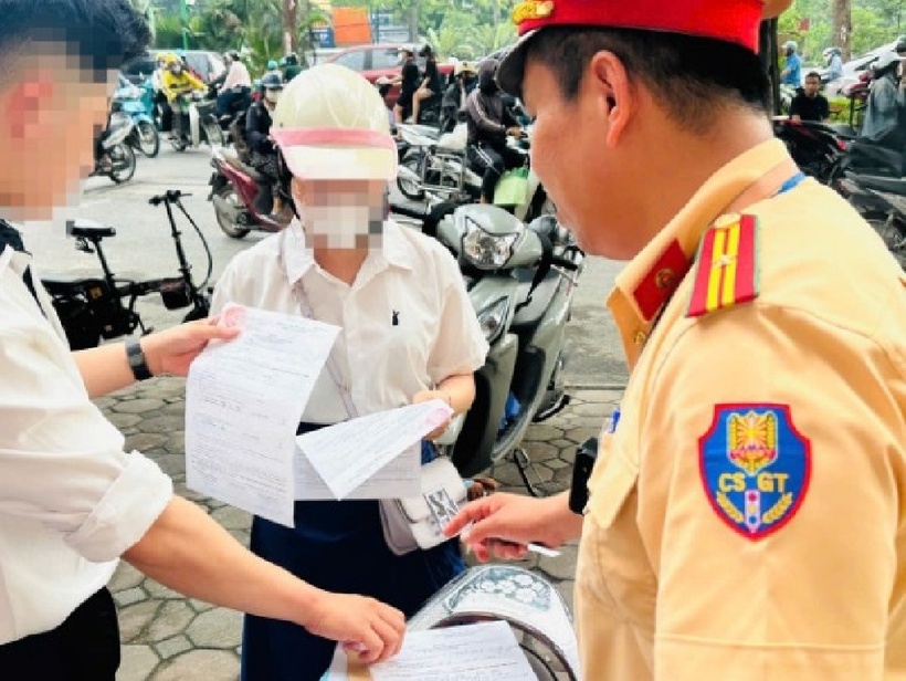 CSGT tạm giữ GPLX của tài xế điều khiển xe đi ngược chiều.